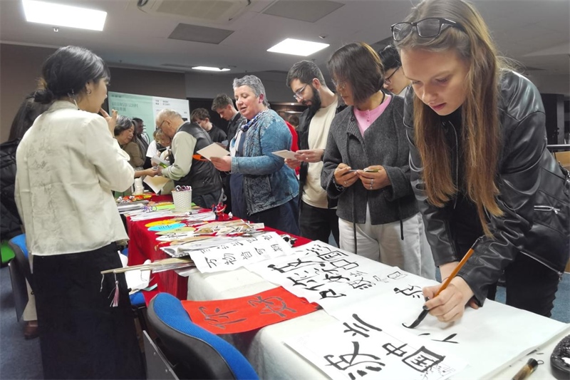 現(xiàn)場來賓體驗中國傳統(tǒng)文化。中國駐波蘭大使館供圖。