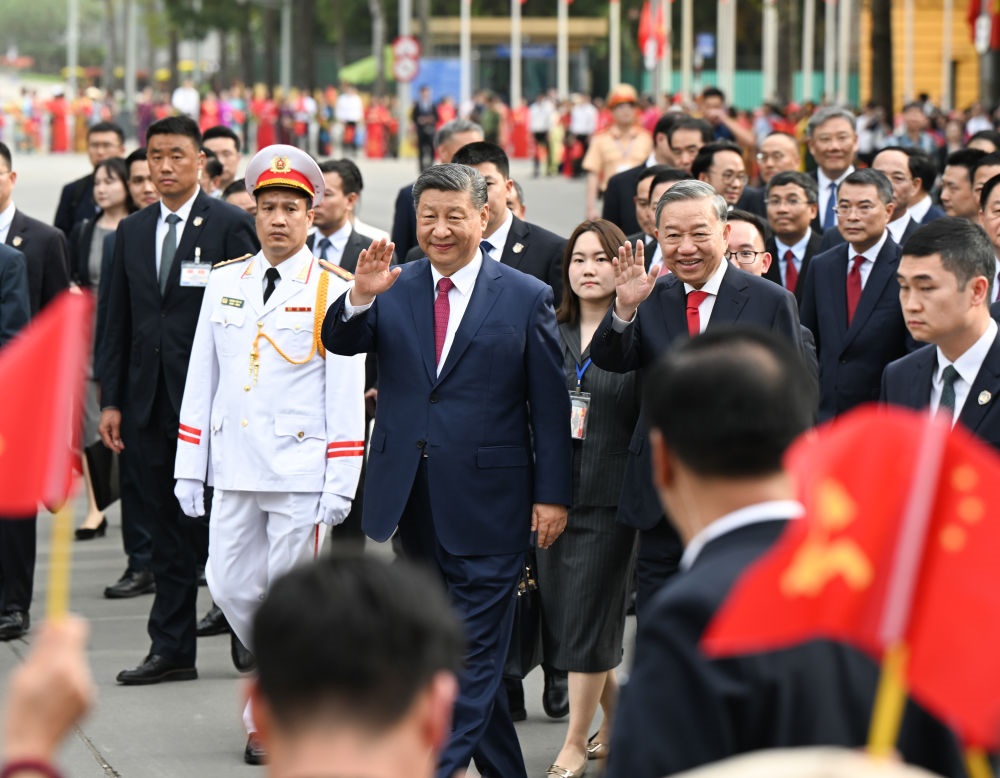 4月14日，中共中央總書記、國家主席習近平抵達河內對越南進行國事訪問。當日下午，越共中央總書記蘇林為習近平舉行隆重歡迎儀式。這是歡迎儀式后，習近平和蘇林一同步行前往越共中央駐地舉行會談時，向歡迎人群揮手致意。新華社記者 張領 攝