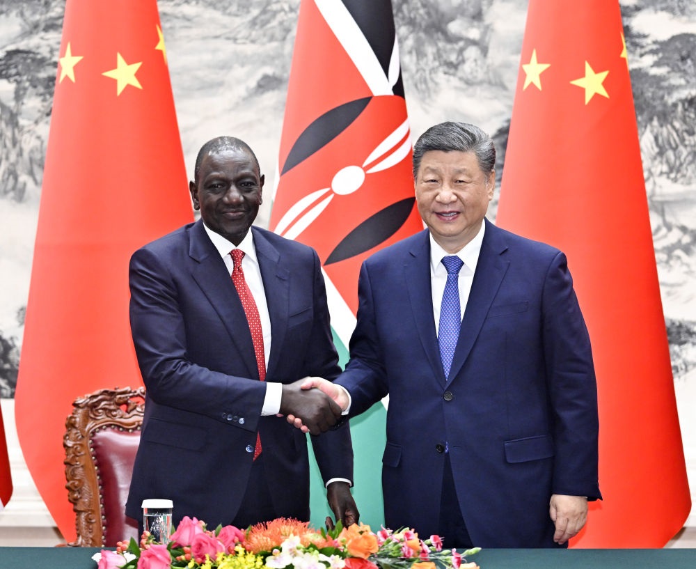 4月24日上午，國家主席習近平在北京人民大會堂同來華進行國事訪問的肯尼亞總統(tǒng)魯托舉行會談。這是習近平同魯托握手。新華社記者 岳月偉 攝