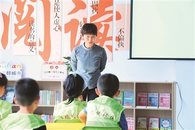 田桂月帶領(lǐng)孩子共讀繪本《點》。李澤罡攝