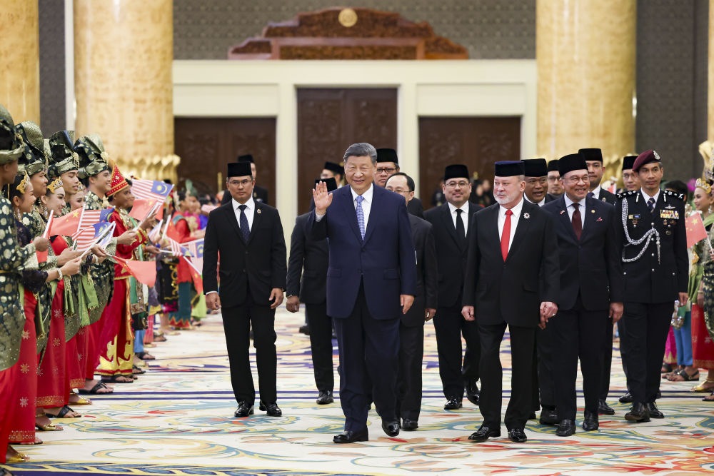 4月16日上午，馬來西亞最高元首易卜拉欣在馬來西亞國家王宮同中國國家主席習近平舉行會見。會見后，習近平出席易卜拉欣舉行的歡迎宴會。這是習近平向歡迎人群揮手致意。新華社記者 黃敬文 攝