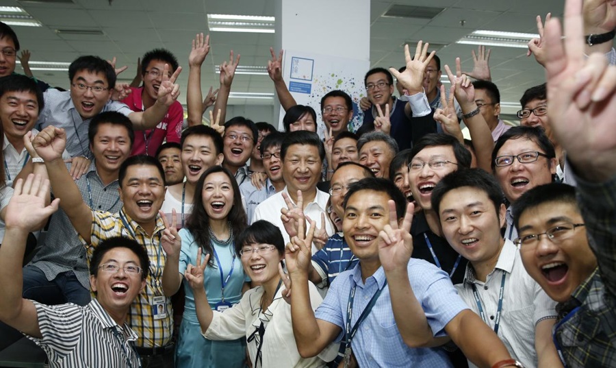 2013年8月29日，習(xí)近平總書記在東軟集團（大連）有限公司同年輕員工親切合影。新華社記者 鞠鵬 攝