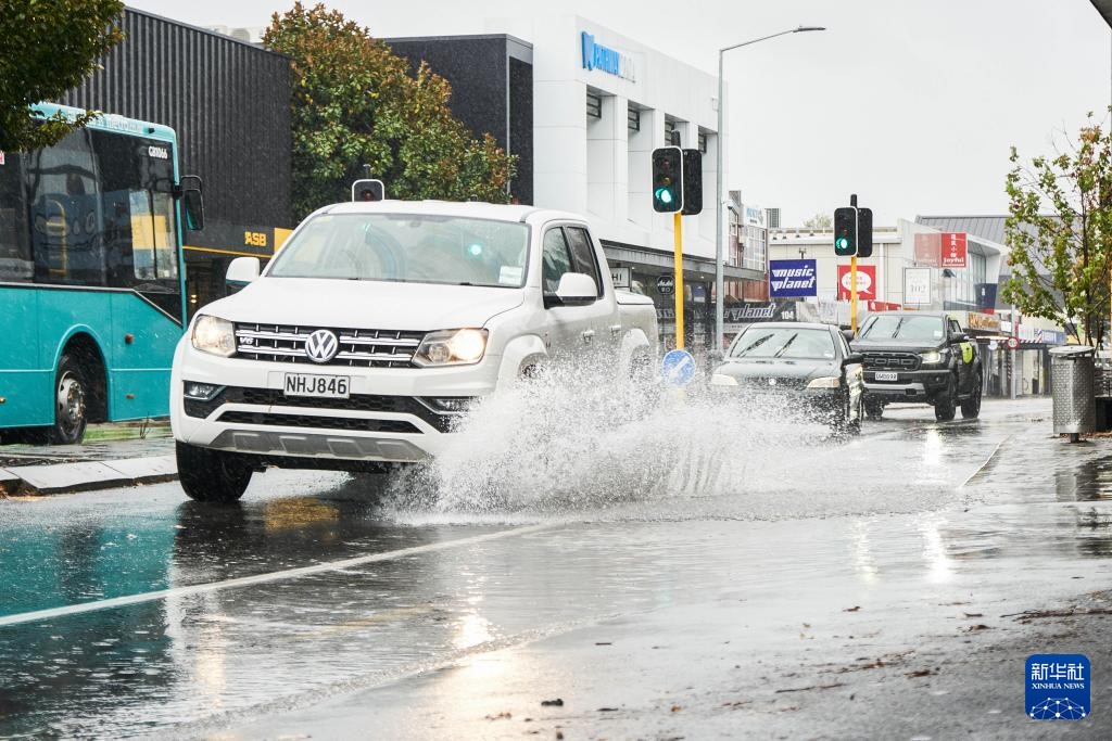5月1日，汽車行駛在新西蘭南島城市克賴斯特徹奇的街頭。新華社發(fā)（陳思雨蒙 攝）
