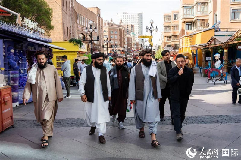 代表團在新疆國際大巴扎參觀。人民網(wǎng)記者 章凱風攝