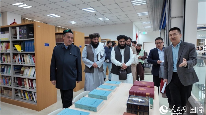 代表團在新疆伊斯蘭教經(jīng)學院圖書館參觀。人民網(wǎng)記者 章凱風攝