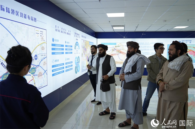 代表團在烏魯木齊國際陸港區(qū)參觀。人民網(wǎng)記者 章凱風攝