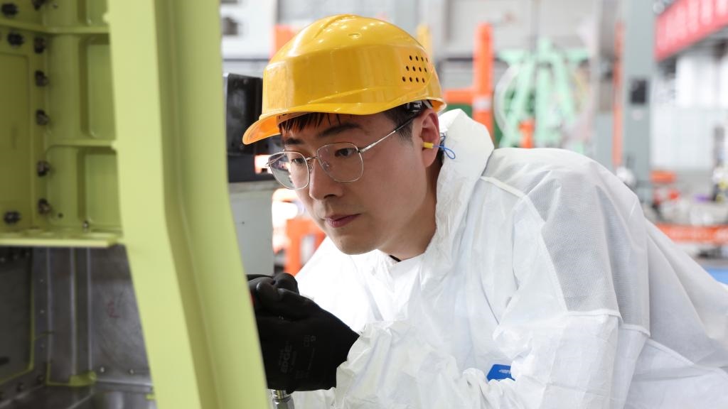 在中國航空工業(yè)集團成飛車間內(nèi)，飛機鉚裝鉗工首席操作技師馮攀龍正在工作。（新華社發(fā)）