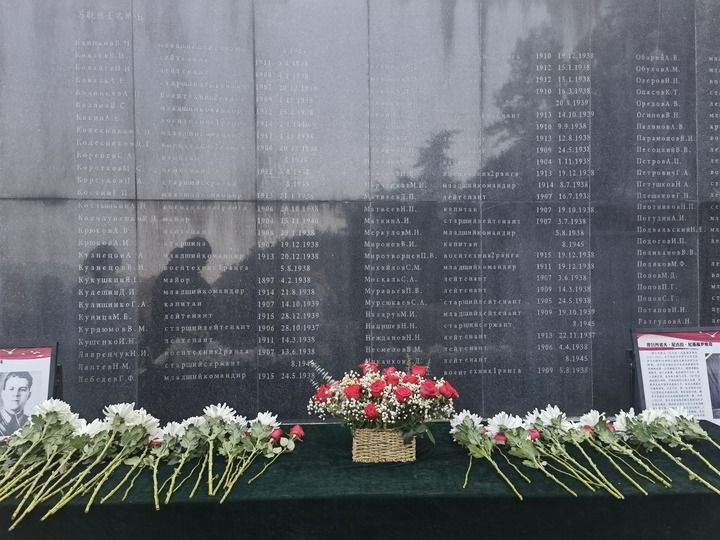 在南京抗日航空烈士紀念館鐫刻有蘇聯(lián)籍抗日航空英烈名錄的紀念碑前，擺放著人們獻上的鮮花（2024年11月22日攝）。新華社記者 邱冰清 攝