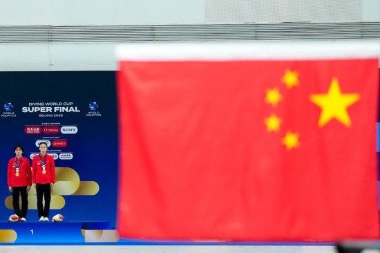 5月2日，獲得2025年跳水世界杯總決賽女子雙人10米臺冠軍的中國組合陳芋汐（右）/全紅嬋在頒獎儀式上。新華社記者 鞠煥宗 攝