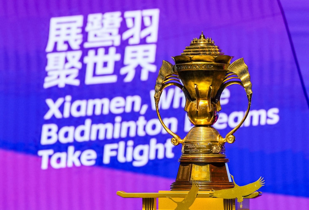 這是5月4日在決賽前拍攝的蘇迪曼獎(jiǎng)杯。新華社記者 孫非 攝