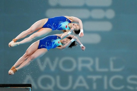 5月2日，陳芋汐（上）/全紅嬋在比賽中。新華社記者 鞠煥宗 攝