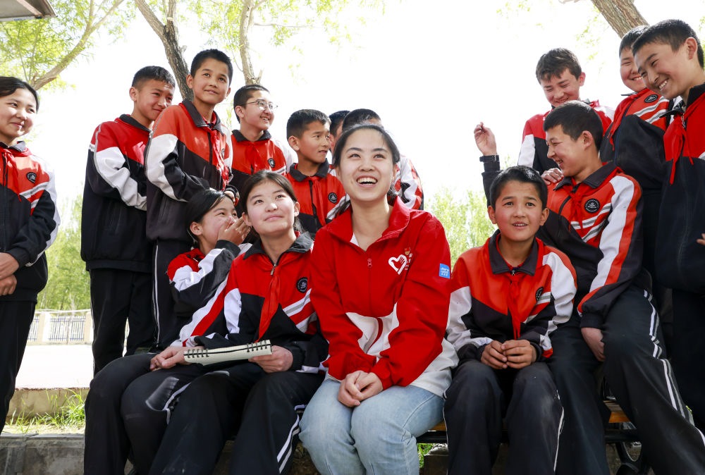 4月23日，在新疆克州阿圖什市哈拉峻鄉(xiāng)謝依特小學，支教教師高淑賢和學生們在一起。