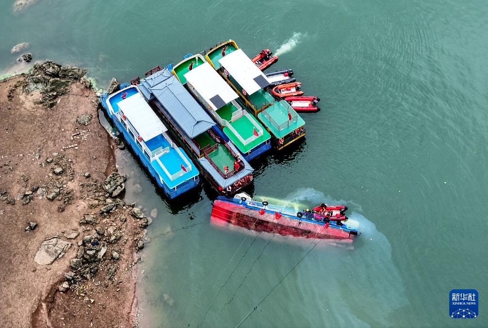 5月5日，救援人員在對(duì)傾覆船只進(jìn)行搜救（無(wú)人機(jī)照片）。新華社記者 劉續(xù) 攝