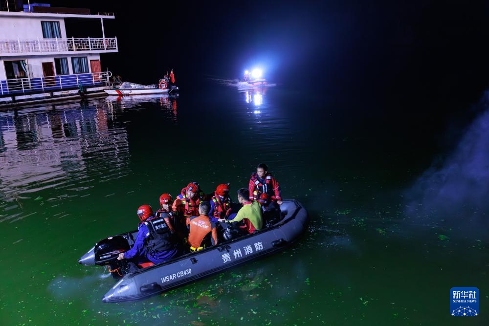 5月5日，救援人員在進(jìn)行搜救。新華社記者 劉續(xù) 攝