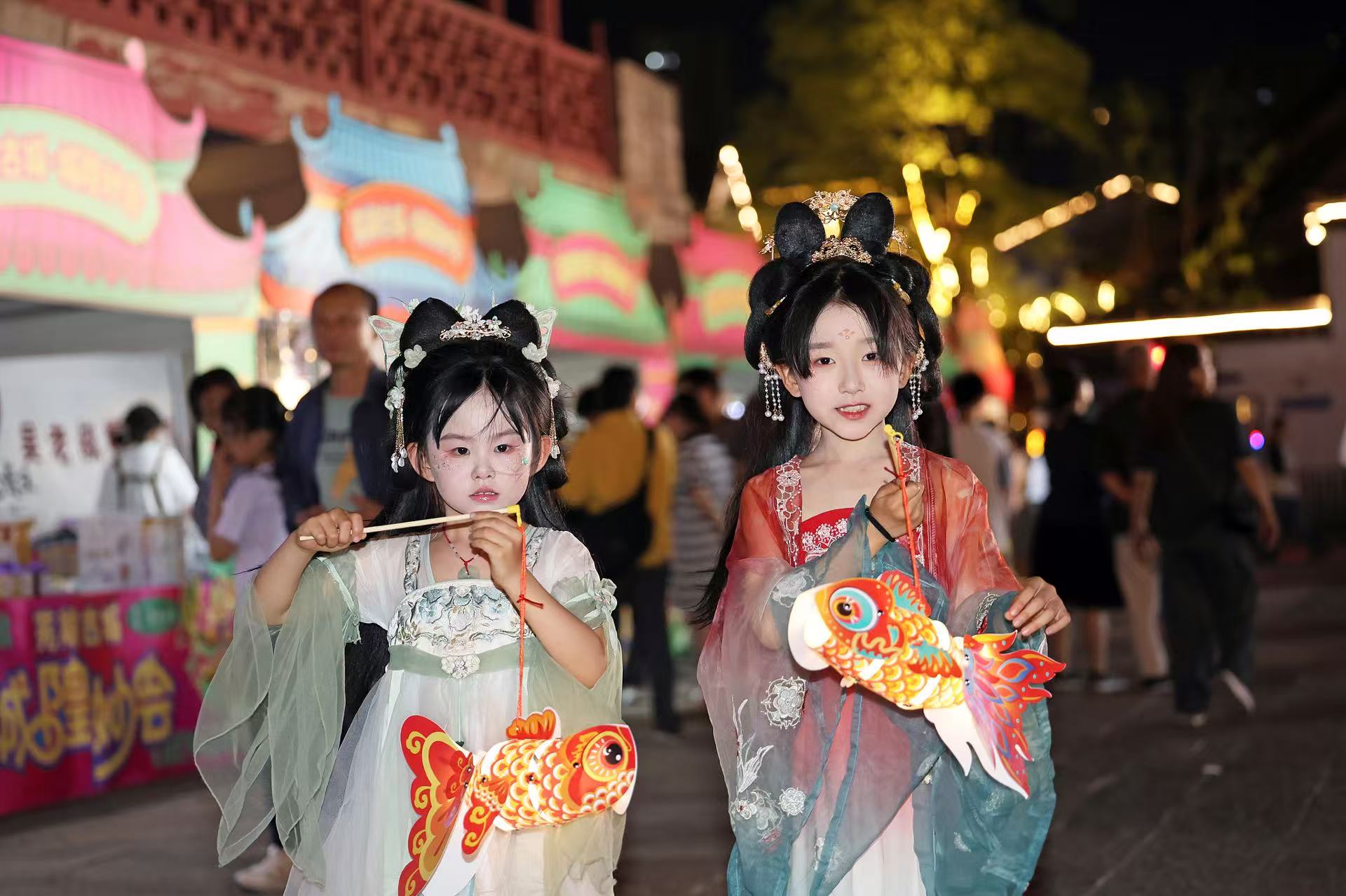 2025年5月2日晚，安徽蕪湖古城，魚燈巡游吸引游人駐足觀看。（圖片來源：視覺中國）