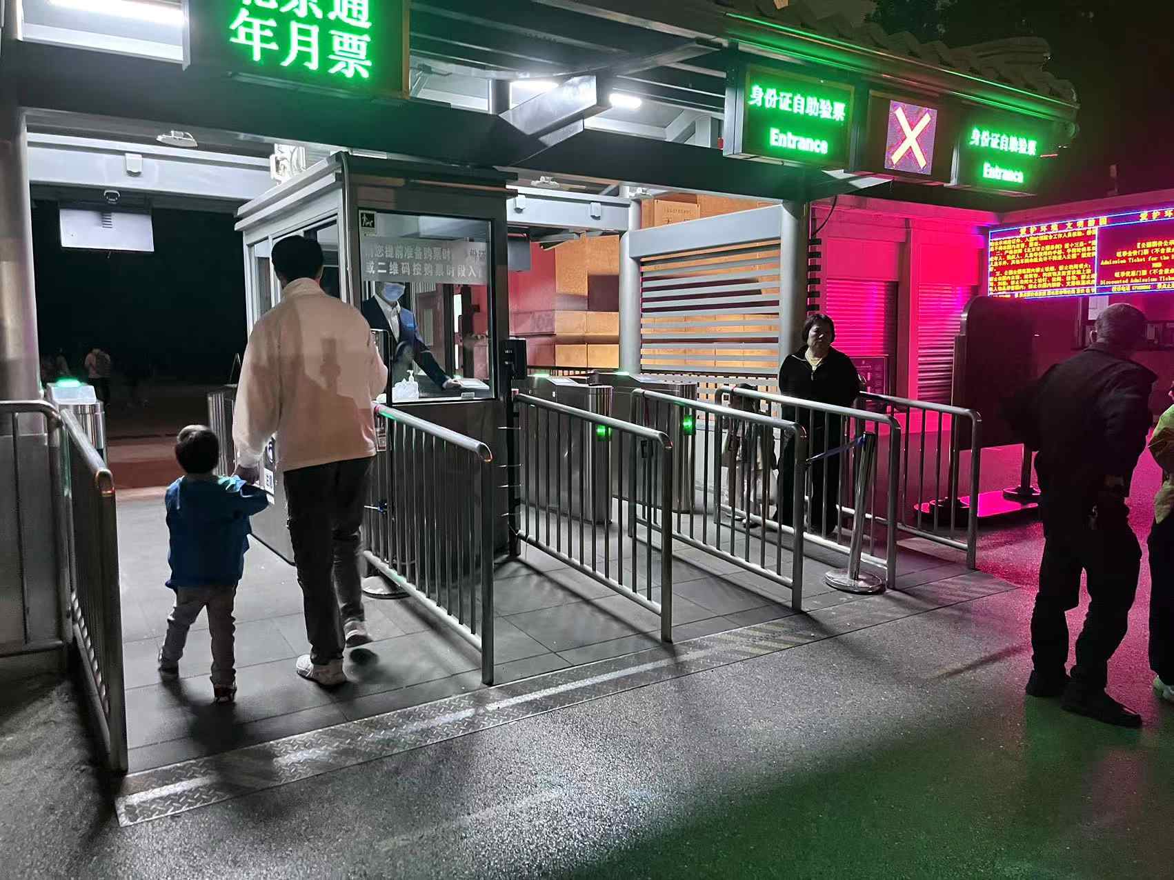 北京天壇公園延長開放時間，游客進(jìn)入游覽。人民網(wǎng)記者 李楠樺攝