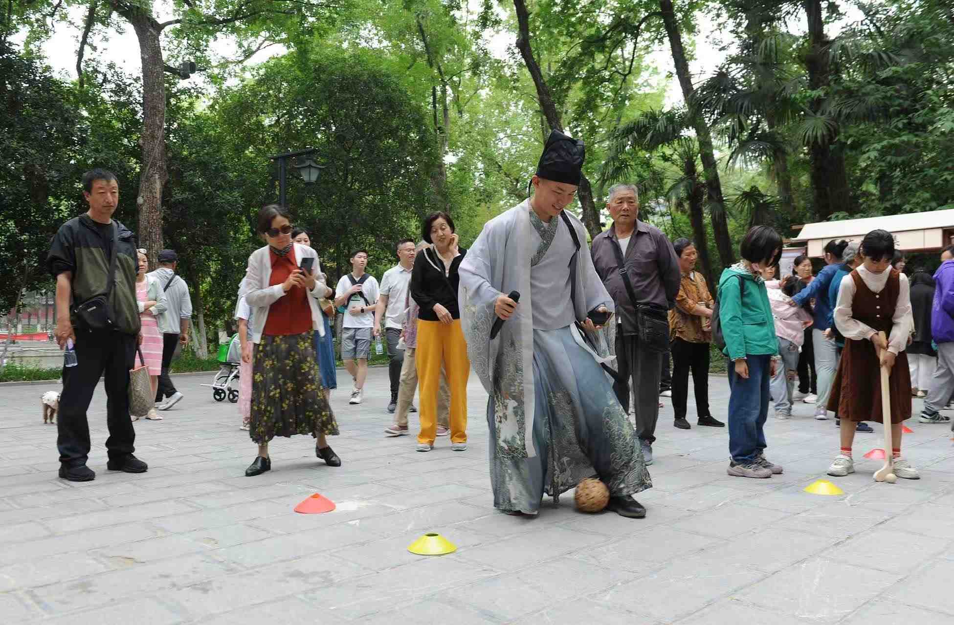 2025年5月3日，安徽省合肥市包公園景區(qū)，游客正在參與“蹴鞠”體育活動(dòng)。（圖片來源：視覺中國）