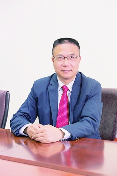 徐飛 教授、博士生導(dǎo)師。歷任上海交通大學(xué)副校長、西南交通大學(xué)校長、上海財經(jīng)大學(xué)常務(wù)副校長，現(xiàn)任福耀科技大學(xué)常務(wù)副校長。國務(wù)院政府特殊津貼專家。先后兼任中國鐵道學(xué)會副理事長，中國管理學(xué)會組織與戰(zhàn)略專業(yè)委員會副主任，教育部高等學(xué)校創(chuàng)新創(chuàng)業(yè)教育指導(dǎo)委員會副主任，中國高等教育學(xué)會創(chuàng)新創(chuàng)業(yè)教育分會理事長，中國高質(zhì)量MBA教育認(rèn)證（CAMEA）工作委員會副主任，中國職業(yè)技術(shù)教育學(xué)會副會長等。主要研究領(lǐng)域為戰(zhàn)略管理、競爭戰(zhàn)略與博弈論、創(chuàng)新創(chuàng)業(yè)、跨文化戰(zhàn)略領(lǐng)導(dǎo)力等。出版著作20余部。