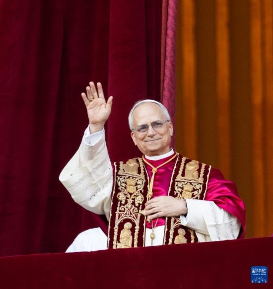 5月8日，在梵蒂岡城，來(lái)自美國(guó)的樞機(jī)主教羅伯特·普雷沃斯特當(dāng)選新一任天主教羅馬教皇后向民眾致意。新華社記者 李京 攝
