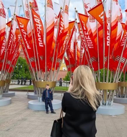 當(dāng)?shù)貢r間5月7日下午，莫斯科紅場外，紀(jì)念蘇聯(lián)偉大衛(wèi)國戰(zhàn)爭勝利80周年慶典旗幟飄揚(yáng)。