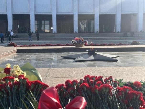 當(dāng)?shù)貢r間5月6日下午，莫斯科勝利廣場上的長明火兩旁放滿鮮花。