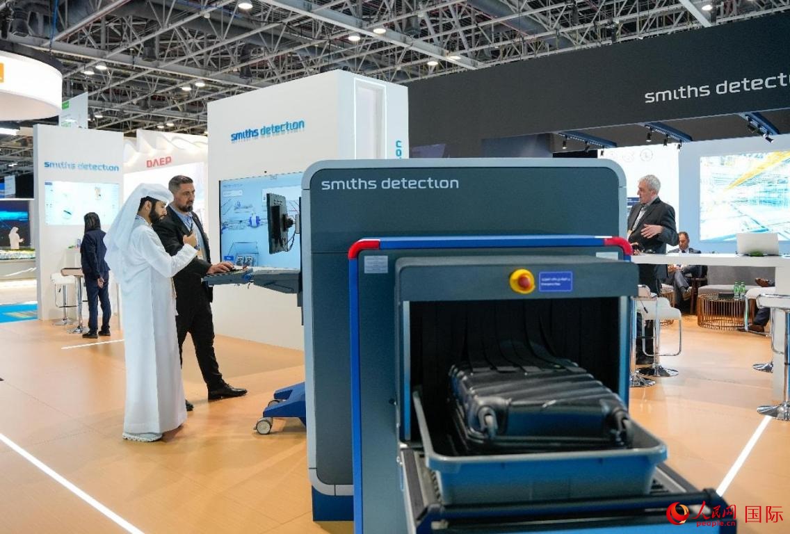 參展商體驗安檢設(shè)施。人民網(wǎng)塔里克·易卜拉欣攝