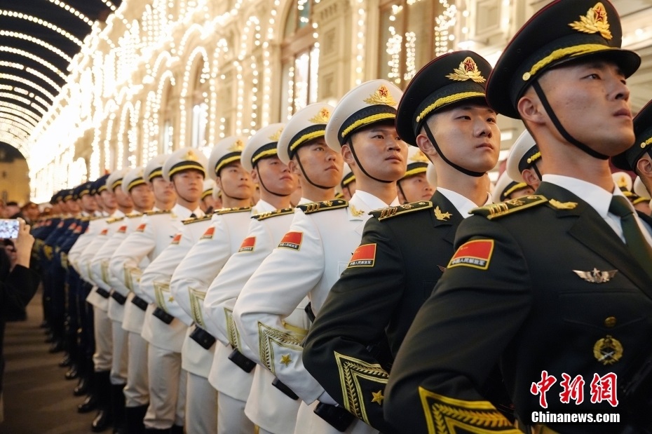 當(dāng)?shù)貢r間5月3日晚，俄羅斯首都莫斯科，俄羅斯紀念衛(wèi)國戰(zhàn)爭勝利80周年閱兵式第二次彩排，中國人民解放軍儀仗司禮大隊震撼亮相，受到華僑華人、留學(xué)生和當(dāng)?shù)孛癖姛崃覛g迎。中新社記者 田冰 攝