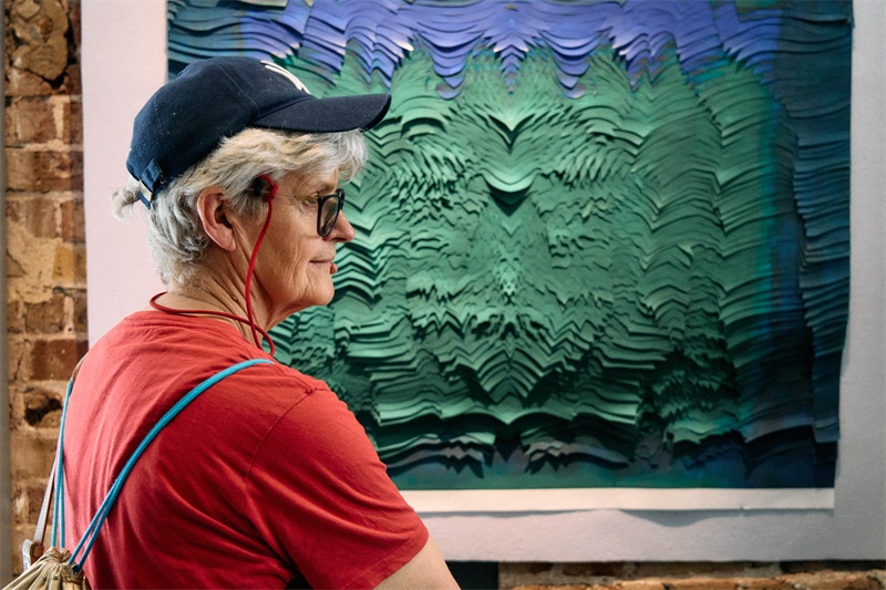 英國(guó)嘉賓在倫敦手工周中國(guó)館展出作品前駐足。楊浩鵬攝