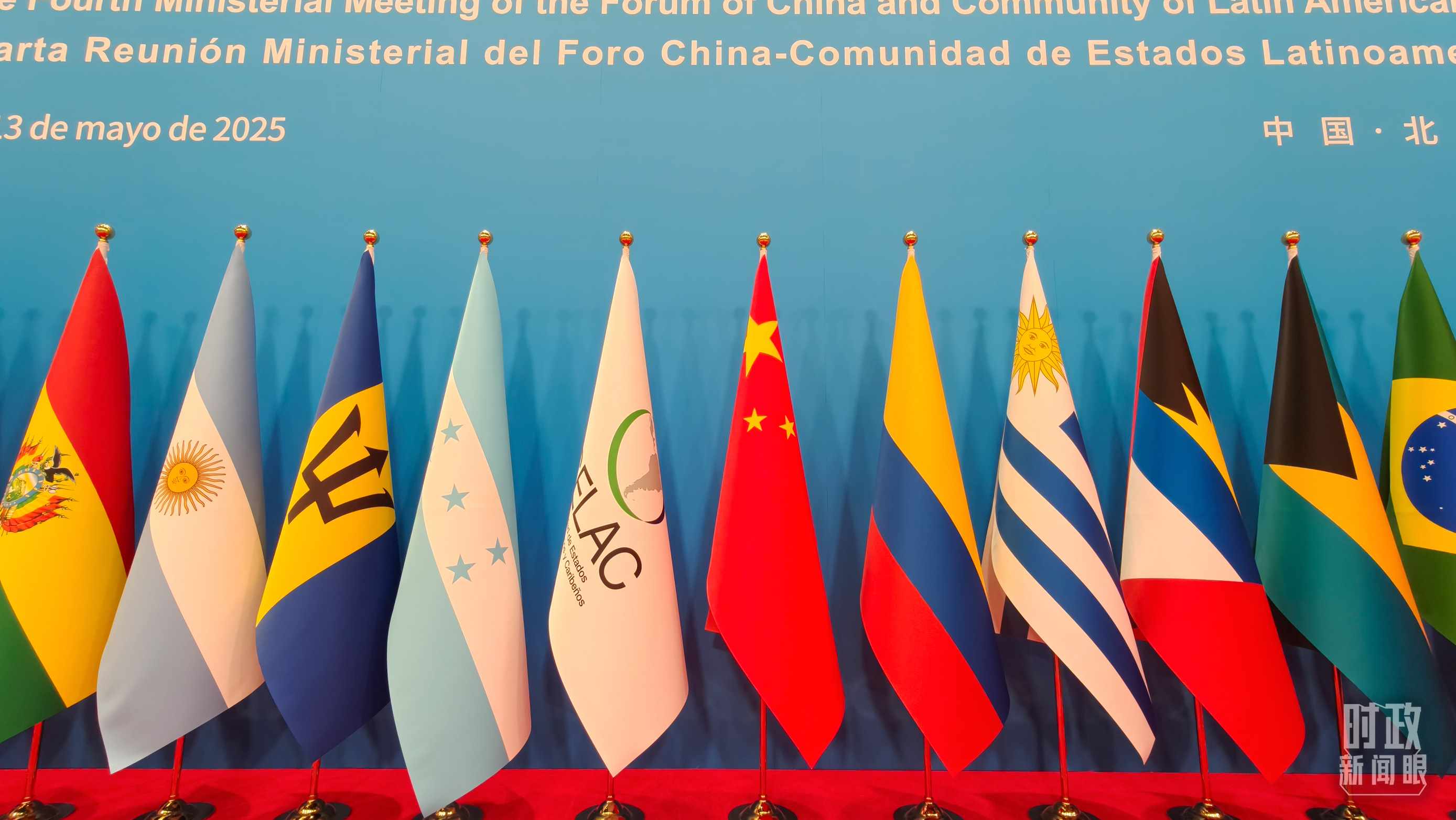 開幕式現(xiàn)場的旗陣。（總臺央視記者陸泓宇拍攝）