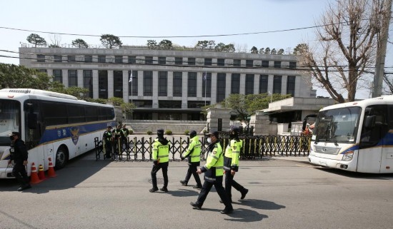 4月3日，在韓國首爾，警察在韓國憲法法院前執(zhí)勤。新華社記者姚琪琳攝