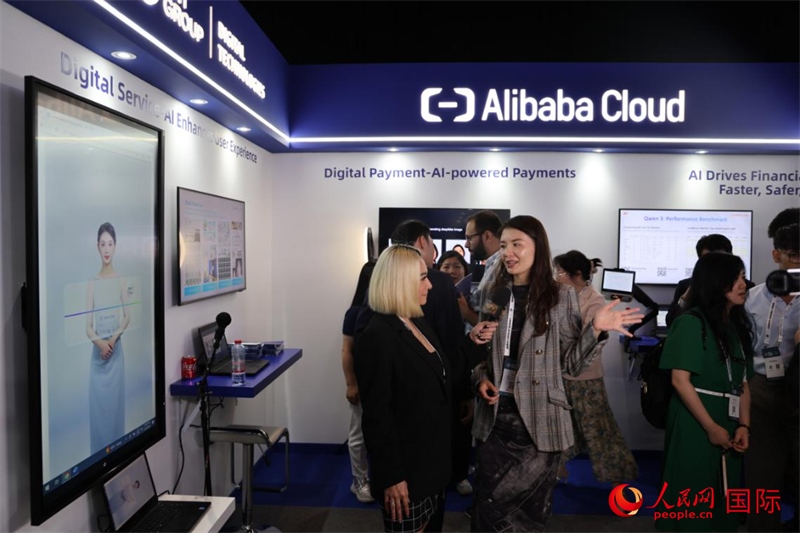 當(dāng)?shù)孛襟w在2025迪拜金融科技峰會(huì)的一家中資企業(yè)展廳采訪，張志文攝