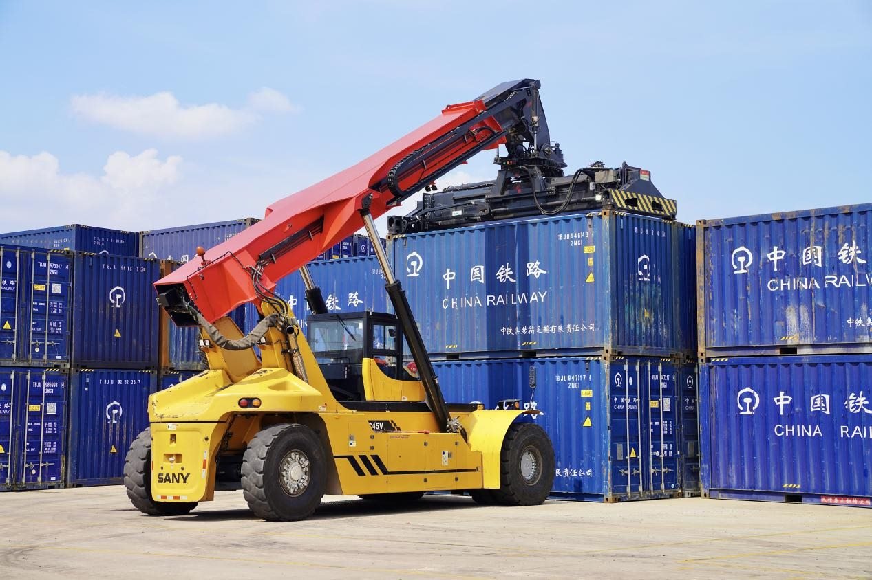 在中老鐵路萬(wàn)象南鐵路貨運(yùn)口岸站，起重機(jī)正在吊裝集裝箱。劉瑩嘉攝