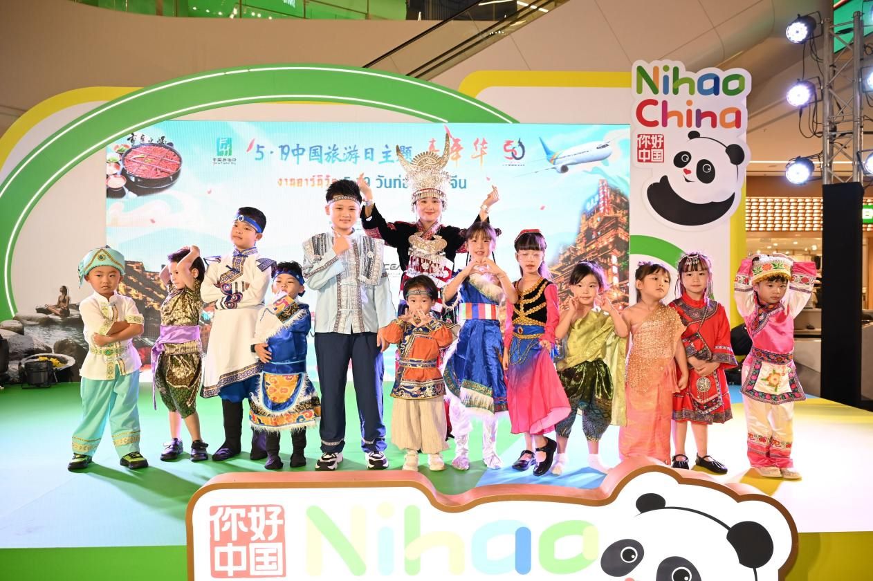 開幕式上，中泰小朋友服飾秀表演。主辦方供圖