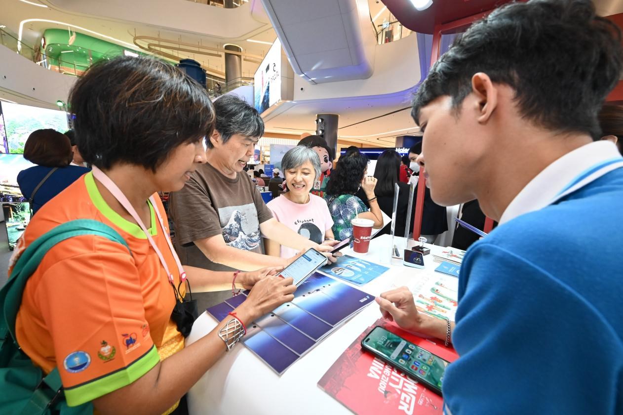 游客在航空公司展臺(tái)前了解機(jī)票優(yōu)惠活動(dòng)。主辦方供圖