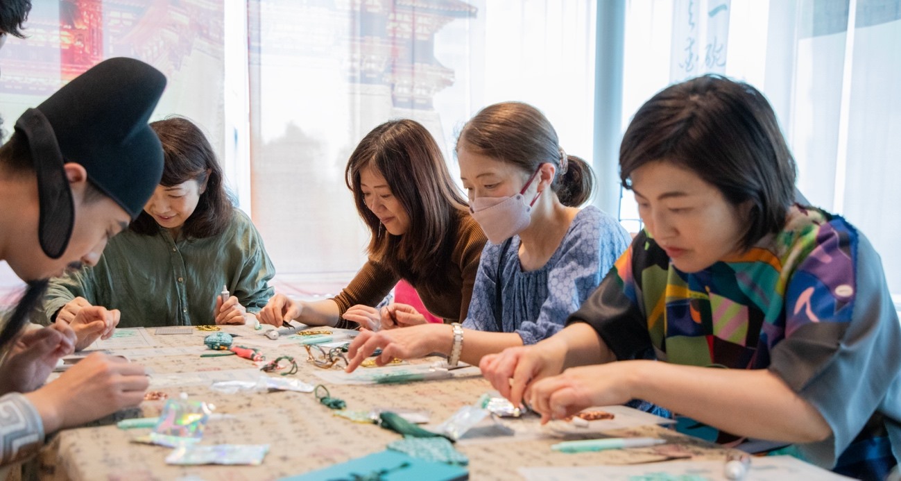 客人體驗(yàn)制作綠松石銅牌。中國駐大阪旅游辦事處供圖