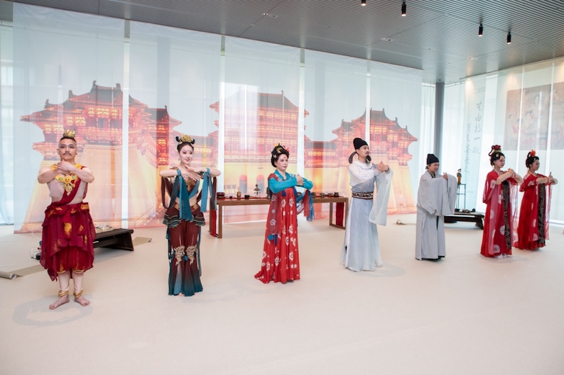 眾人行唐代插手禮。中國駐大阪旅游辦事處供圖