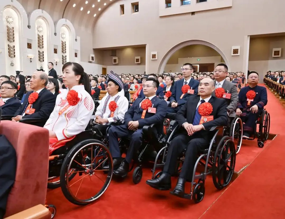 2025年5月16日，第七次全國自強模范暨助殘先進表彰大會在北京召開。大會表彰了200名“全國自強模范”、200個“全國殘疾人工作先進集體”和60名“全國殘疾人工作先進個人”。