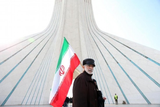 2月10日，在伊朗首都德黑蘭阿扎迪廣場(chǎng)，民眾參加紀(jì)念伊朗伊斯蘭革命勝利46周年集會(huì)。新華社記者沙達(dá)提攝