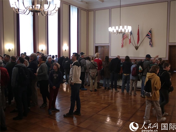 圖為觀眾們在卡爾霍斯特紀念館內(nèi)參觀。人民網(wǎng) 肖晶攝