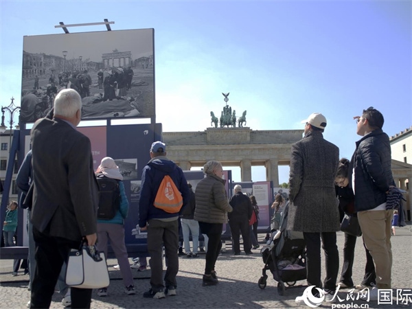 圖為勃蘭登堡門前，市民們在參觀歷史圖片展。人民網(wǎng) 肖晶攝
