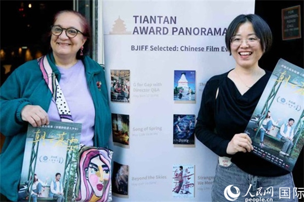 《朝云暮雨》放映前，觀眾前同主辦方互動。楊浩鵬攝