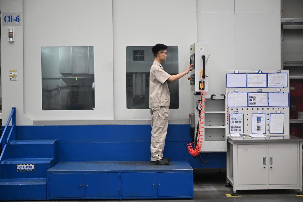 近日，工人在洛陽軸承集團股份有限公司的智能生產線上作業(yè)。新華社記者 李嘉南 攝