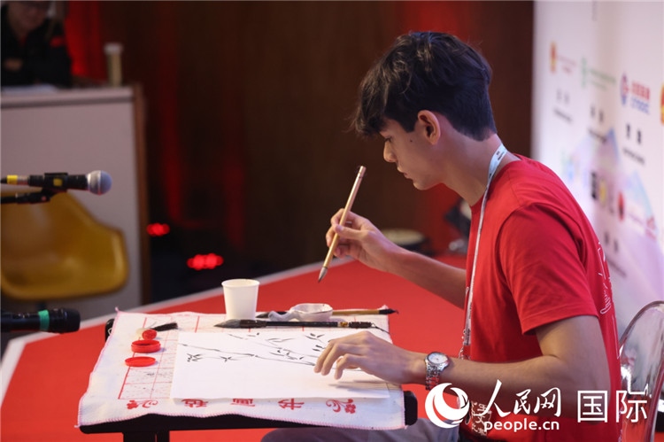 2025年“漢語橋”巴西賽區(qū)決賽的“才藝展示”環(huán)節(jié)，一名參賽者正在繪畫。人民網(wǎng)記者 時元皓攝