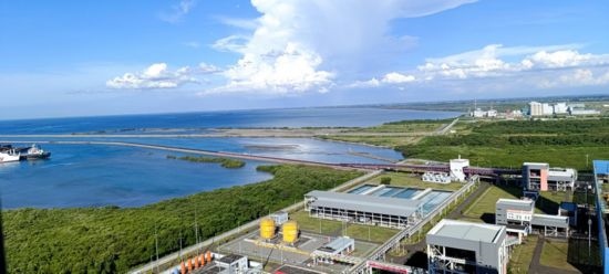 這是5月18日拍攝的紅樹林環(huán)繞的爪哇7號(hào)燃煤電站。記者 曹凱 攝