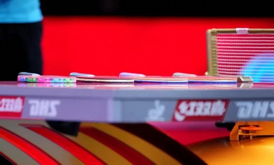 王楚欽的球拍為最右側(cè)那支。