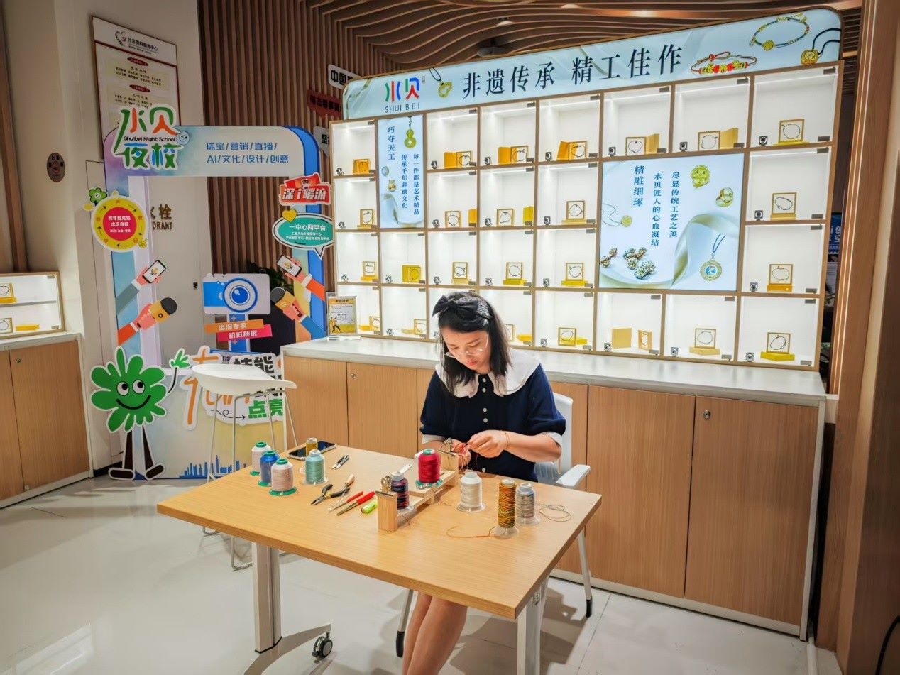 水貝夜校學員正在展示手工編繩過程。人民網 肖聰聰攝