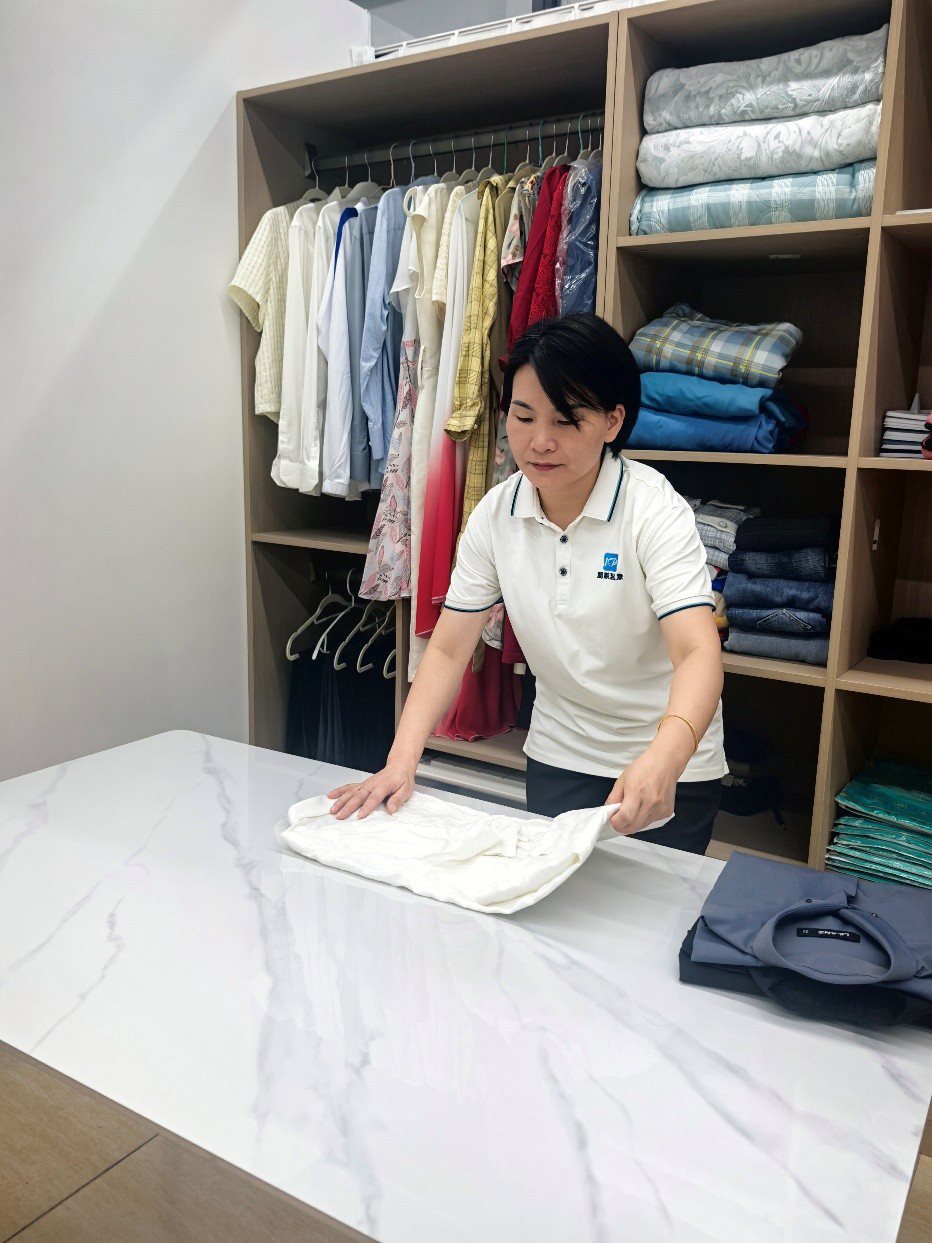 劉水金正在客戶家中做衣柜整理收納工作。受訪者供圖