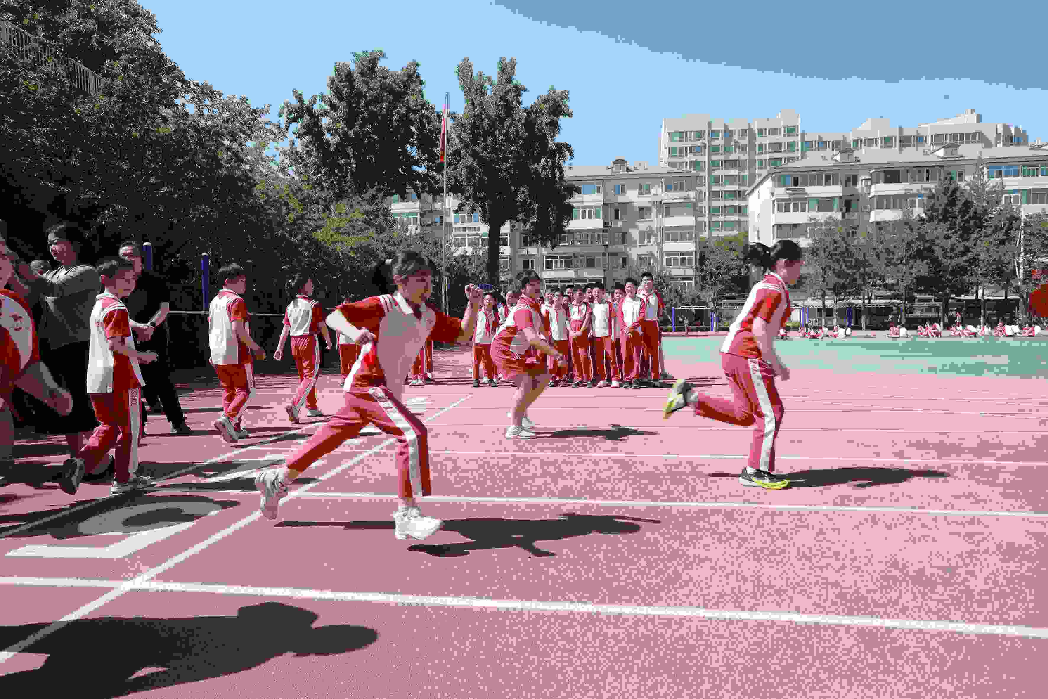 學(xué)生利用人工智能進(jìn)行50米測試。北京市教委供圖