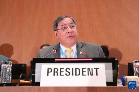 5月20日，在瑞士日內(nèi)瓦，第78屆世界衛(wèi)生大會(huì)主席赫爾博薩宣布審議通過“大流行協(xié)定”。新華社記者 杜哲宇 攝