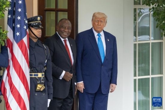 5月21日，美國(guó)總統(tǒng)特朗普（右）在華盛頓白宮迎接到訪的南非總統(tǒng)拉馬福薩（中）。新華社記者 胡友松 攝